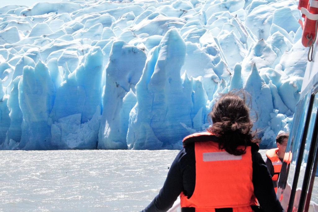 Fotografía que muestra un turista mientras observa el Glaciar Grey, el 25 de diciembre de 2022, en la Patagonia chilena. EFE/Javier Martín
