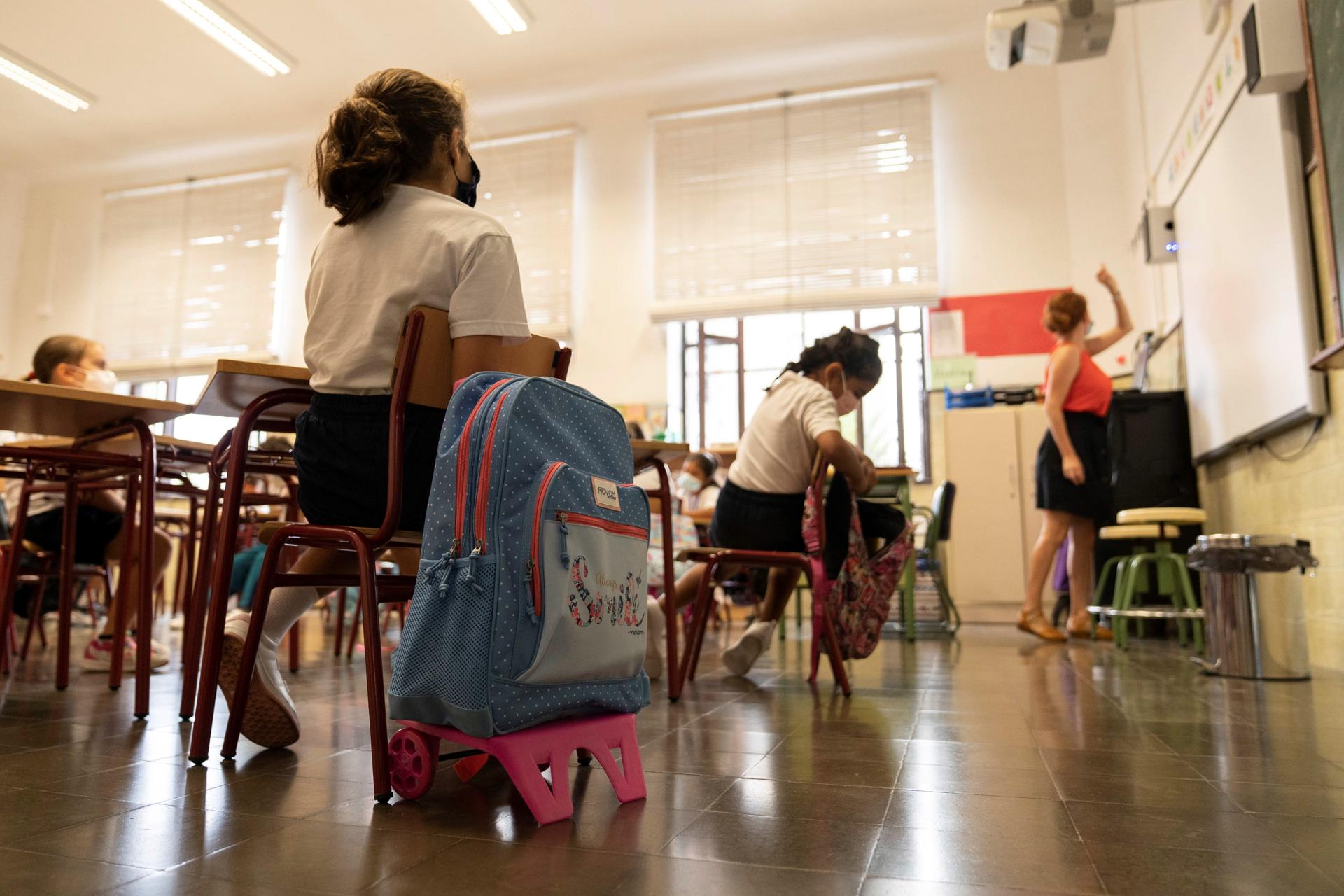 En la imagen, unas niñas atienden las indicaciones de su profesora en un colegio de Santa Cruz de Tenerife. EFE/Miguel Barreto