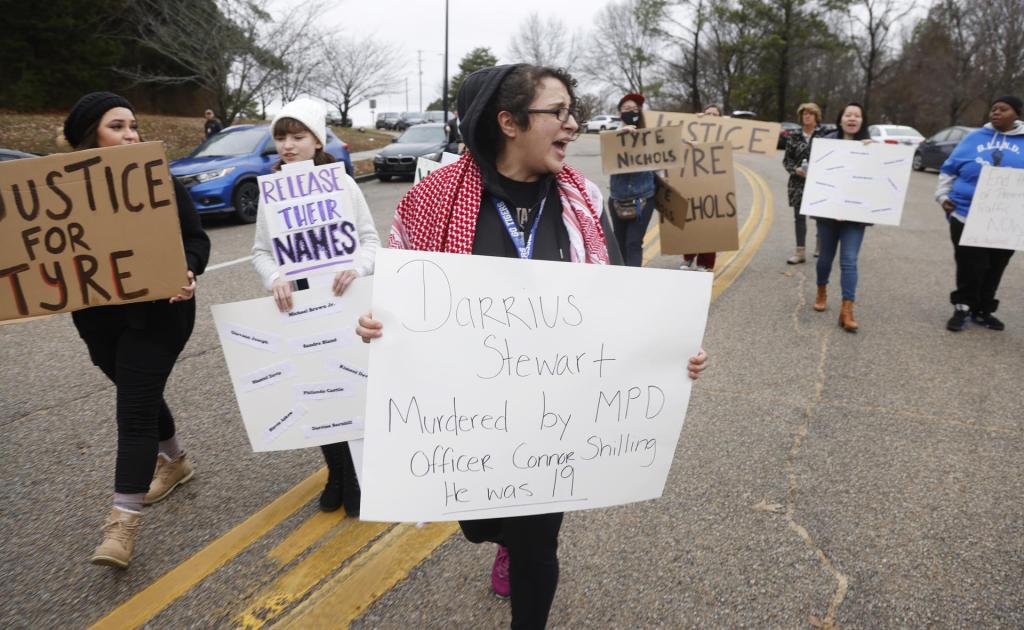Manifestantes sostienen carteles exigiendo justicia por la muerte de Tyre Nichols afuera de la estación Ridgeway del Departamento de Policía de Memphis, en Memphis, Tennessee (EE.UU.), este 29 de enero de 2023. EFE/EPA/Tannen Maury
