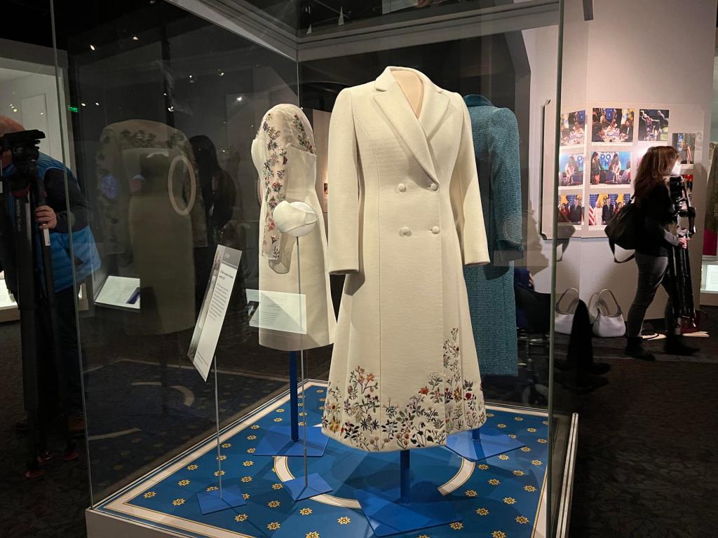 Fotografía de los dos vestidos que la primera dama de Estados Unidos, Jill Biden, llevó el día de la investidura presidencial en 2021, desplegados después de su donación al Museo Nacional de Historia Estadounidense de la institución Smithsonian en Washington (EE.UU.). EFE/ Sara Soteras
