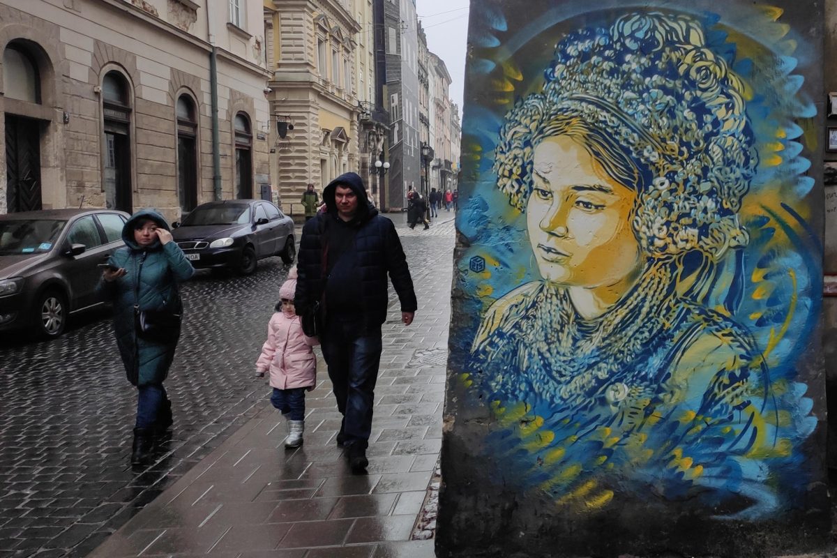 Vista de un mural en Leópolis (Ucrania). El arte callejero ucraniano busca capturar la memoria de la guerra