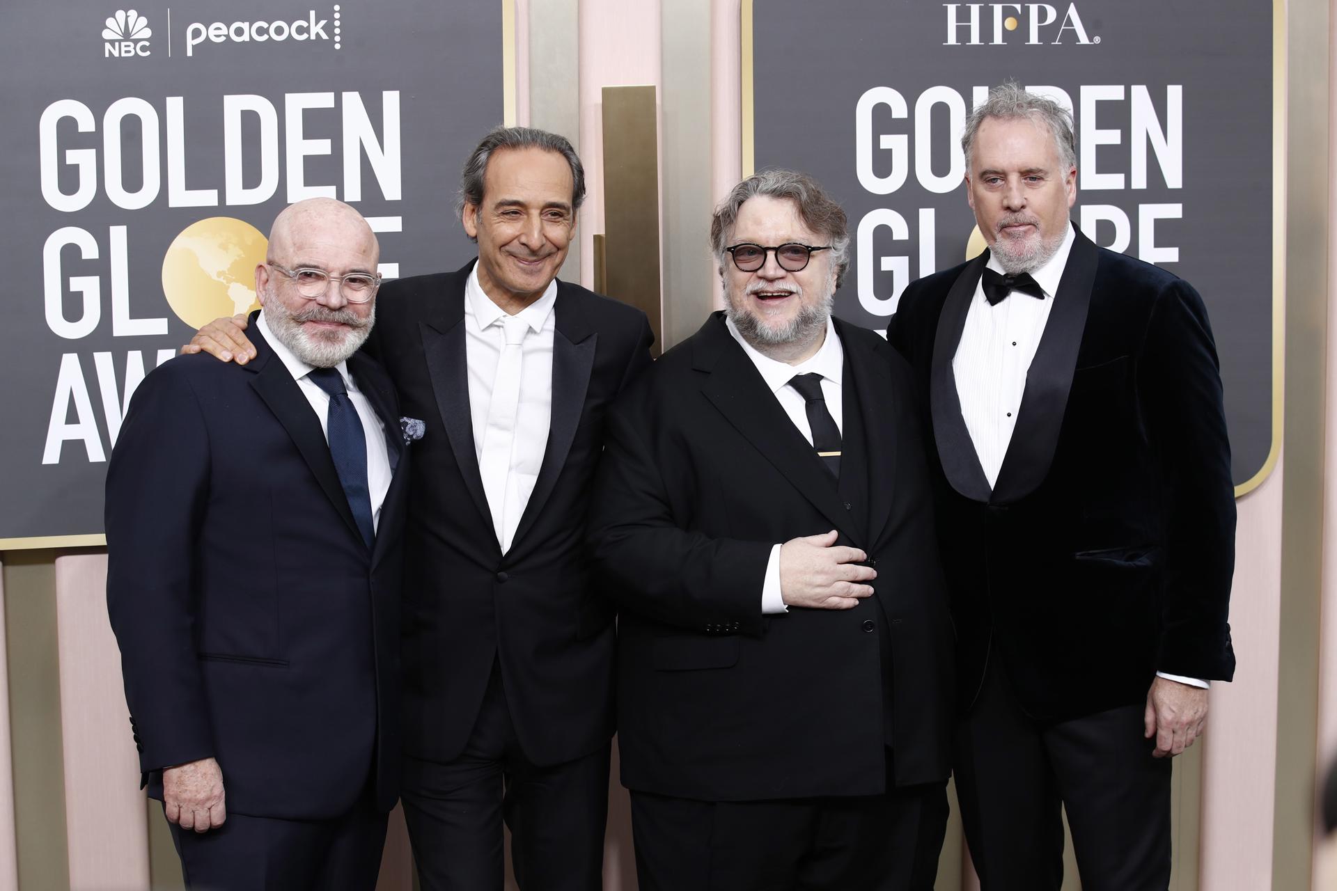 (I-D) Roeban Katz, Alexandre Desplat, Guillermo del Toro and Mark Gustafson en la versión 80 de los Premios Golden Globe Awards, este 10 de enero de 2022. EFE/EPA/Caroline Brehman