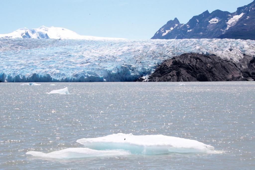 Fotografía que muestra pequeñas masas de hielo, el 25 de diciembre 2022, en el Glaciar Grey, en la Patagonia chilena. EFE/Javier Martín
