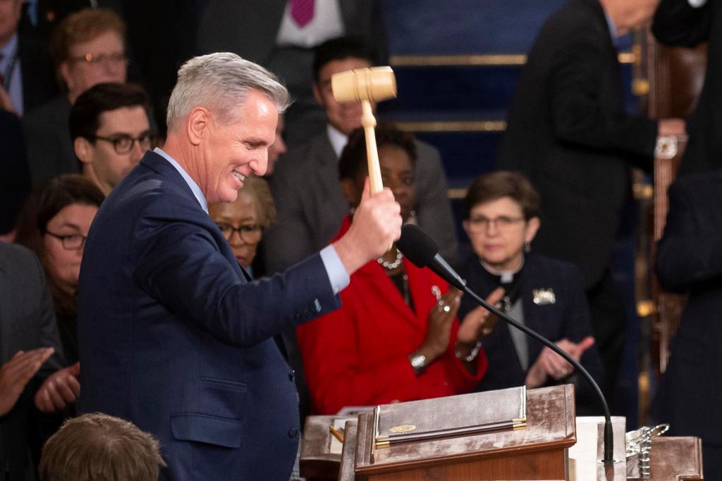 El nuevo líder de la Cámara Baja de EE.UU., el republicano Kevin McCarthy (i), el 7 de enero de 2023 en el Capitolio, sede del Congreso estadounidense. EFE/Michael Reynolds
