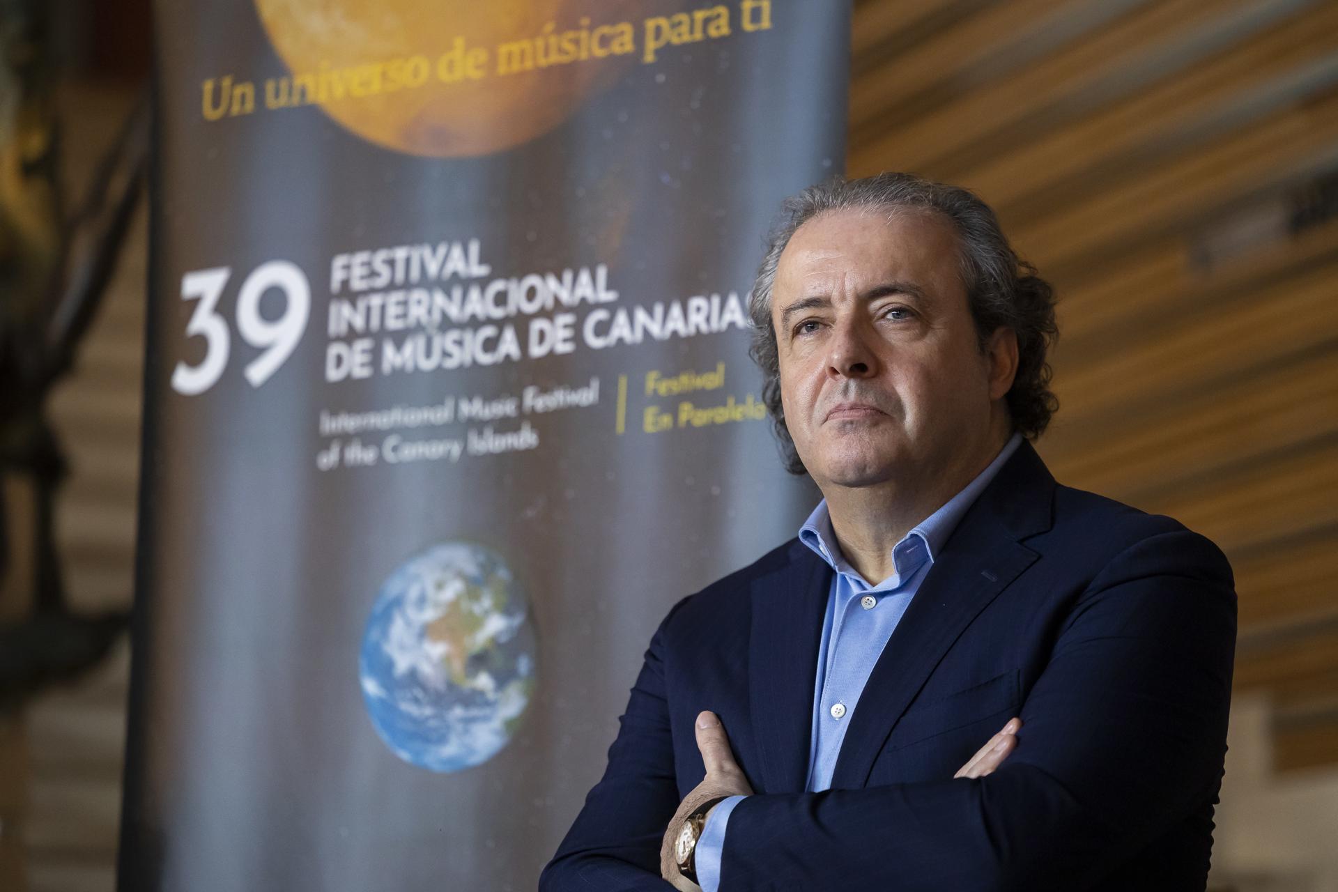 El director de la Orquesta Filarmónica de la BBC, Juanjo Mena, ha comparecido este jueves en rueda de prensa con motivo de la apertura de la 39 edición del Festival de Música de Canarias. EFE/Quique Curbelo
