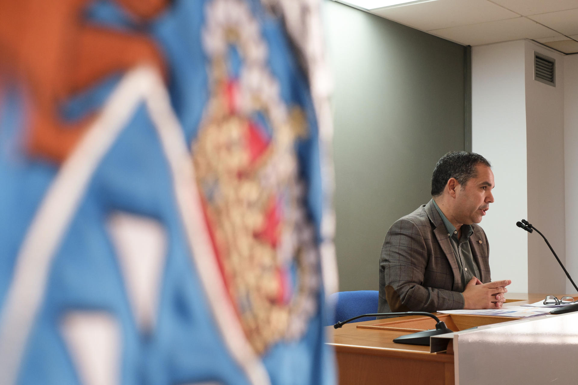 El viceconsejero de Empleo del Gobierno de Canarias, Gustavo Santana, hace declaraciones para valorar los datos de afiliación y desempleo de diciembre que afectan a la región presentados este martes por el Gobierno. EFE/Ángel Medina G.