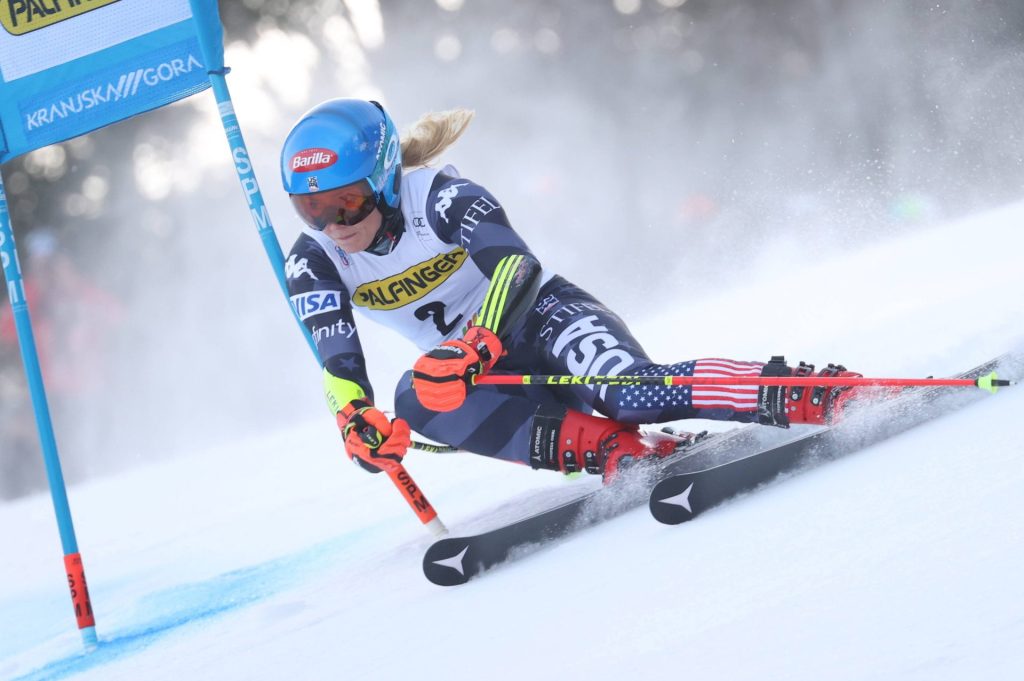 Mikaela Shiffrin de Estados Unidos en acción durante la primera ronda del Slalom femenino en la Copa del Mundo de Esquí Alpino FIS ayer en Kranjska Gora, Eslovenia