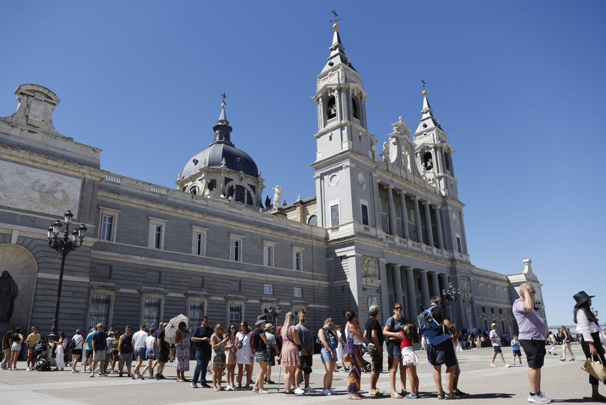 Un grupo de turistas en el Palacio Real de Madrid, cuando hoy se conocen los datos de turismo español en 2022