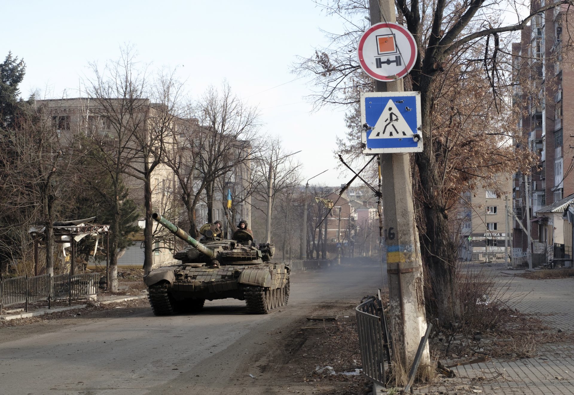 Las fuerzas ucranianas conducen un tanque por una calle en la ciudad de Bakhmut, área de Donetsk, Ucrania.