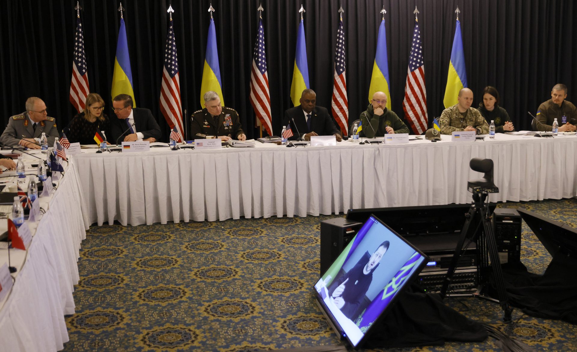 El presidente ucraniano insiste en que precisa tanques y que la defensa no basta