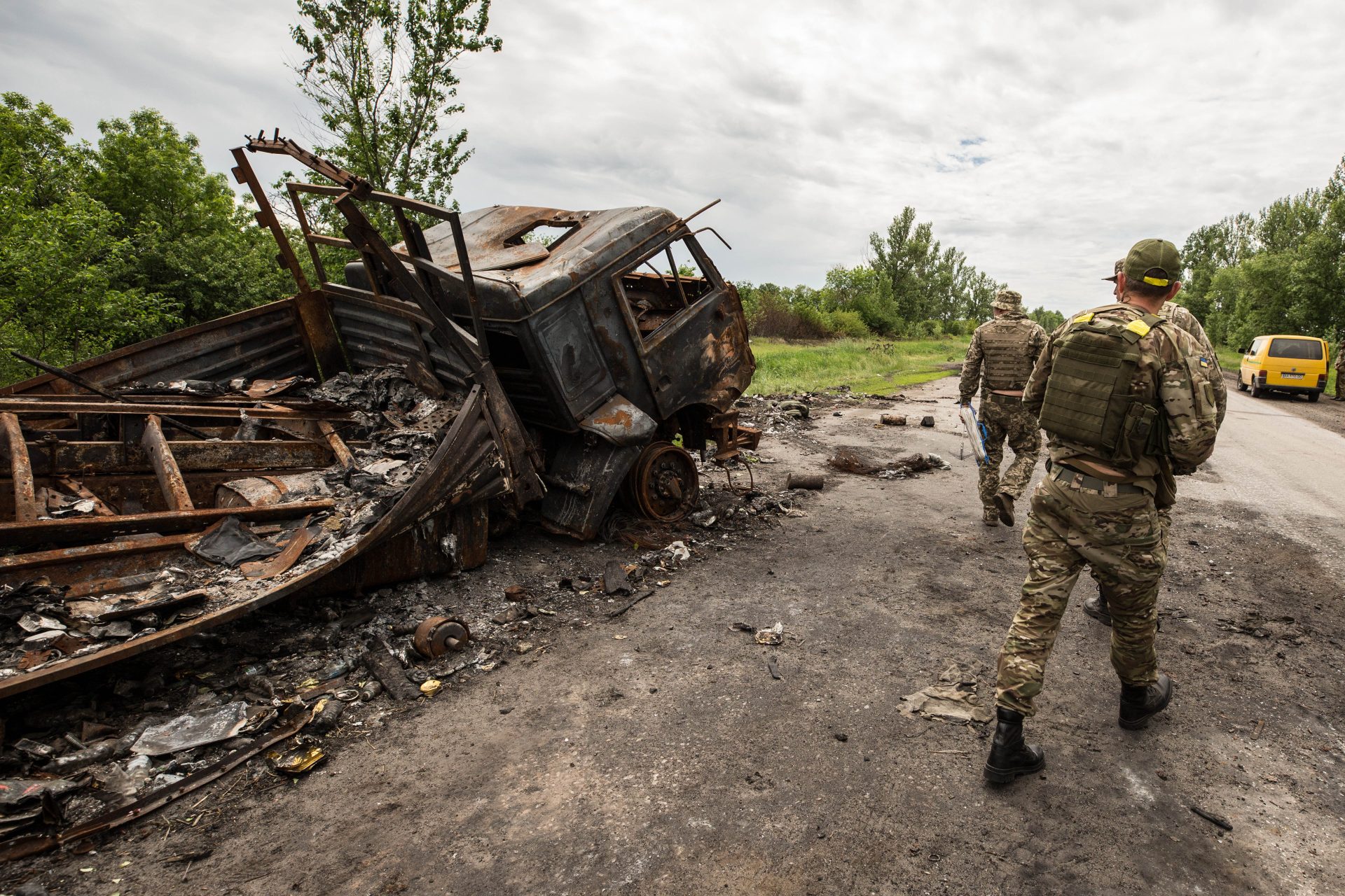 Soldados ucranianos patrullan en medio de vehículos destruidos durante una batalla en Ucrania. Rusia asegura que la suerte de Soledar está echada pero Ucrania lo niega.