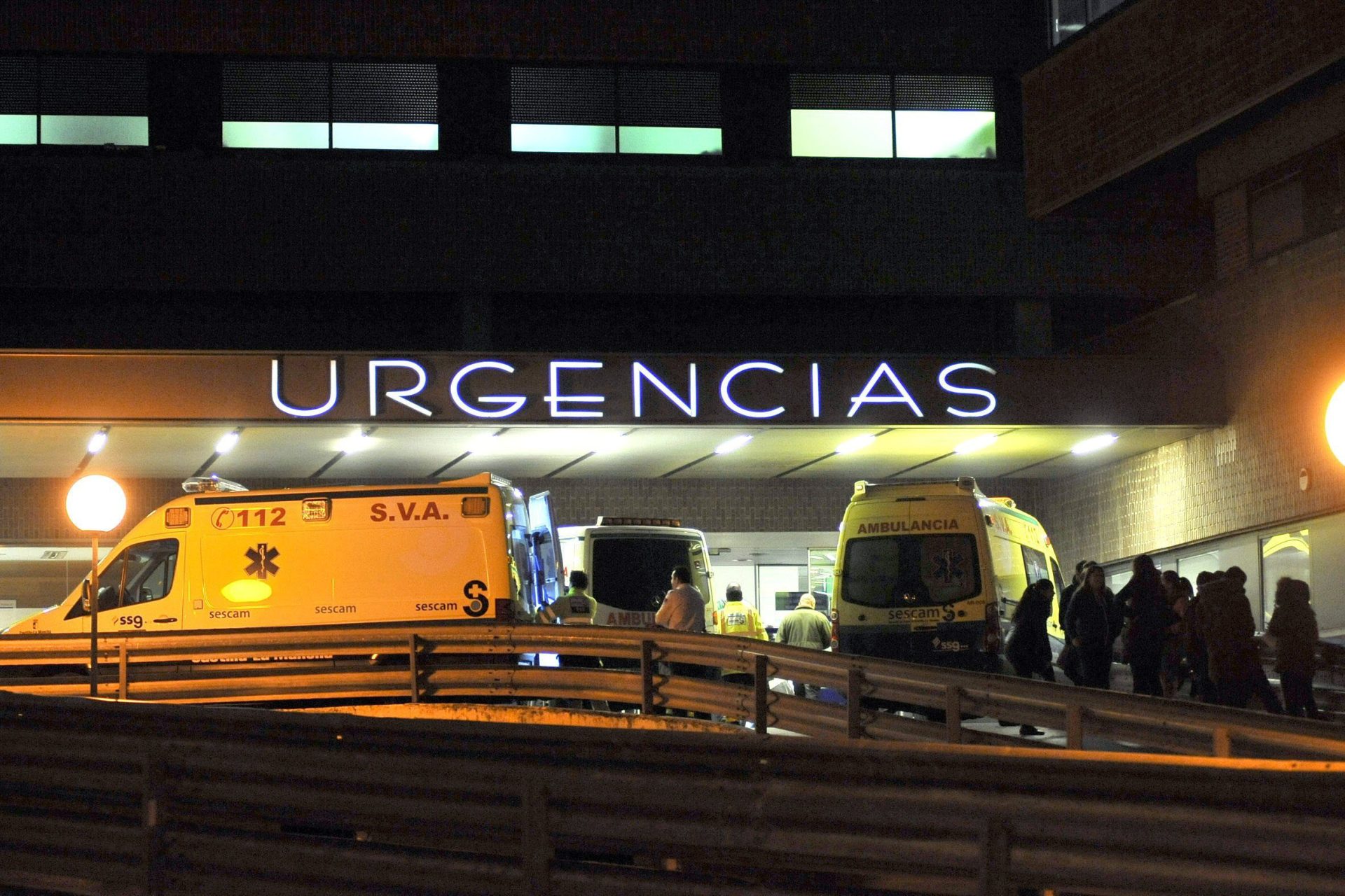 Varias ambulancias en la puerta de Urgencias del Hospital de Albacete. Hasta un 40% más de pacientes en las urgencias españolas y demoras de 3 días en pasillos.