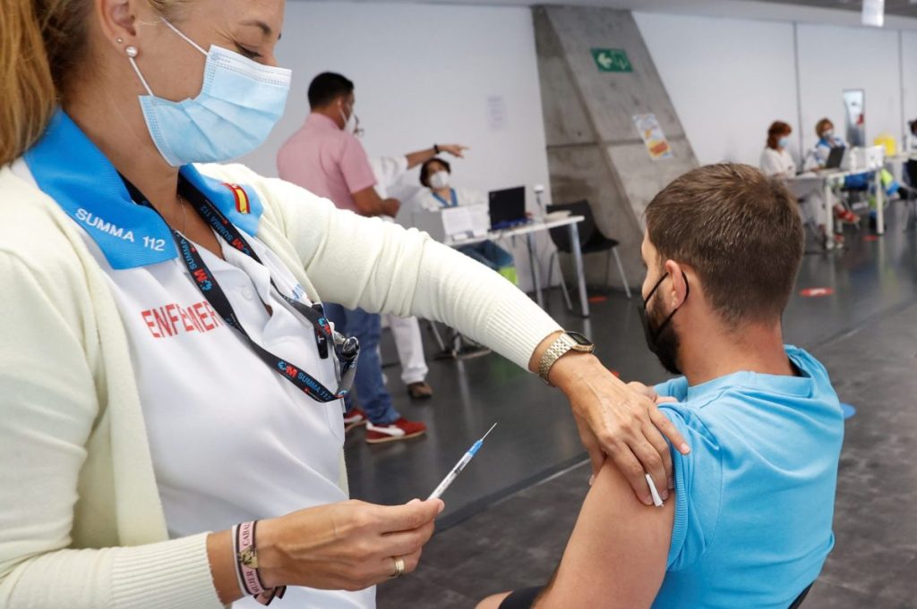 Un 6,5 % de los españoles rechaza vacunarse contra la covid, según un estudio