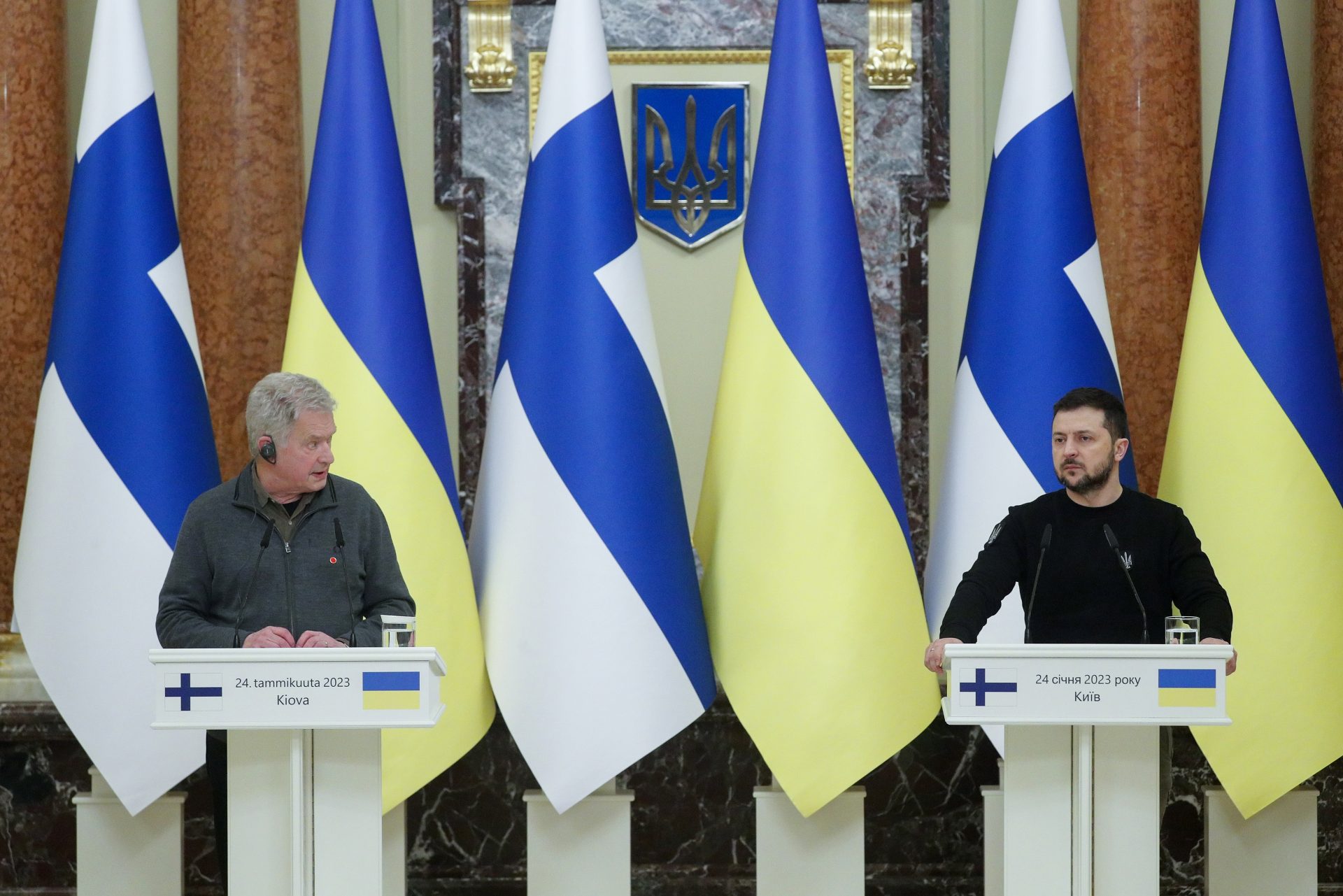 El presidente ucraniano, Volodimir Zelenski (d), y el presidente finlandés, Sauli Niinistö (i).