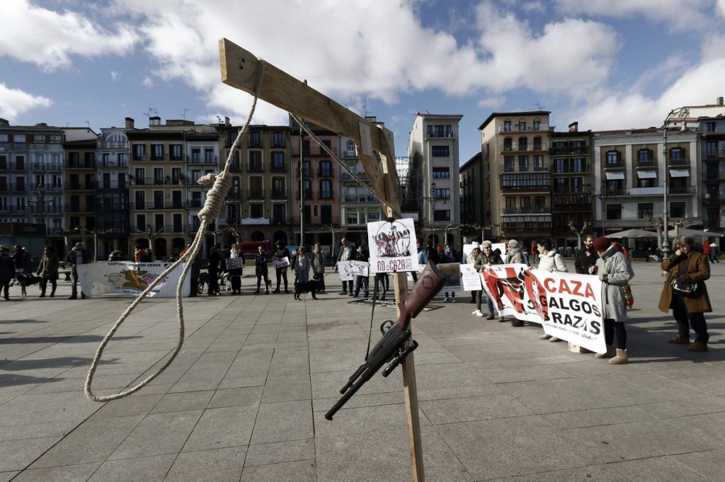 Concentración en Pamplona contra la Ley de Protección Animal y en contra de la caza
