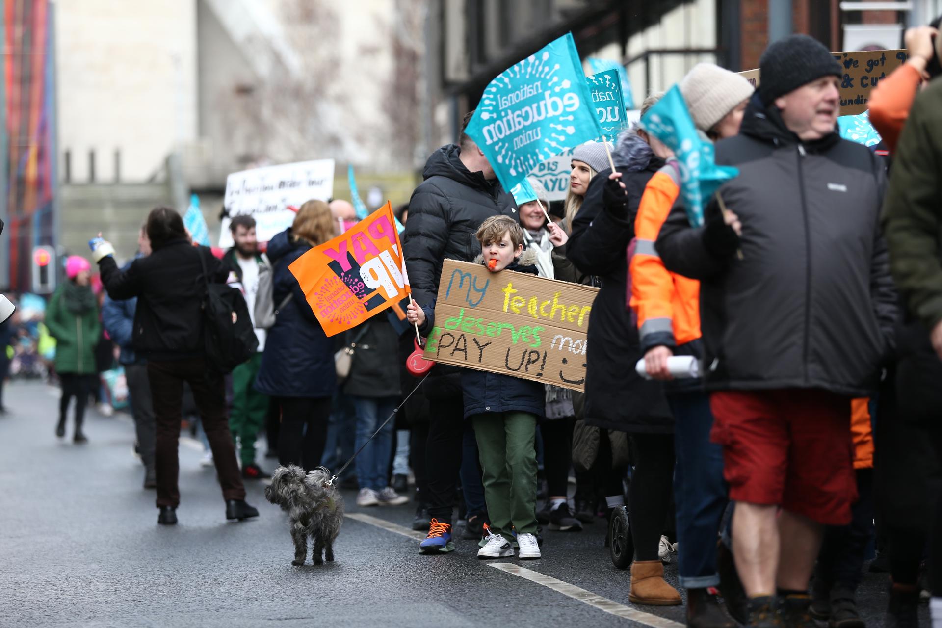 Profesores protestan en Liverpool y piden mejoras salariales
