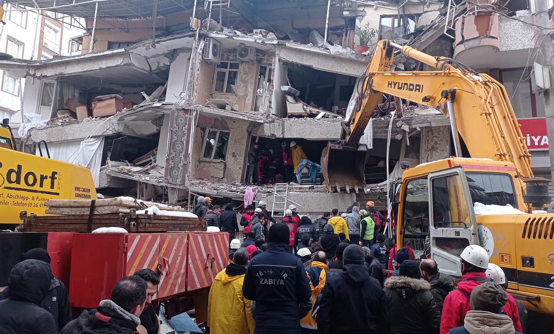 Emergency personnel search for victims at the site of a collapsed building after a powerful earthquake in Diyarbakir, southeast of Turkey, 06 February 2023. According to the US Geological Service, an earthquake with a preliminary magnitude of 7.8 struck southern Turkey close to the Syrian border. The earthquake caused buildings to collapse and sent shockwaves over northwest Syria, Cyprus, and Lebanon. (Terremoto/sismo, Chipre, Líbano, Siria, Turquía) EFE/EPA/DENIZ TEKIN
