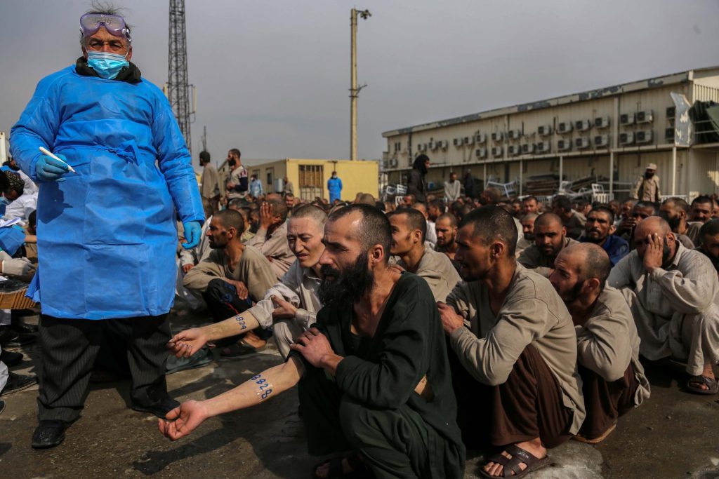 Drogadictos recién llegados a un centro de rehabilitación en Kabul, esperan para ser inscritos