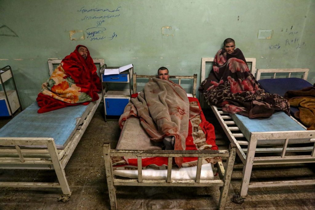 Varios adictos descansan en un centro de rehabilitación para drogadictos en Kabul, Afganistán