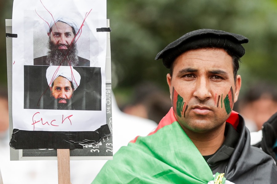Un hombre sostiene un retrato del nuevo líder talibán afgano, Haibatullah Akhundzada, en una protesta frente a las instituciones europeas en apoyo del pueblo afgano en Bruselas, en agosto de 2021.