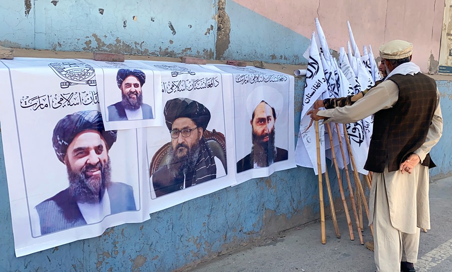Un afgano vende banderas talibanes y retratos del comandante supremo talibán Mullah Haibatullah Akhunzada en Kabul, Afganistán, en una imagen de archivo.