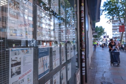 Exterior de una agencia inmobiliaria en el centro de Madrid. El alquiler de habitaciones de moda
