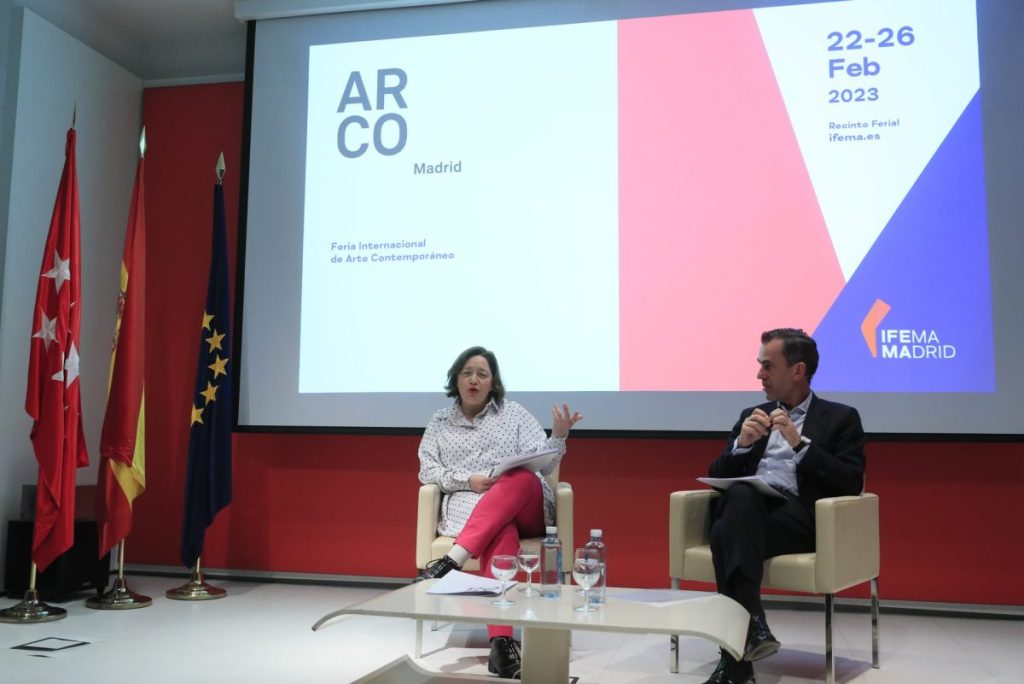 La directora de ArcoMadrid, Maribel López, y el director general de IFEMA, Juan Arrizabalaga durante la presentación de ARCO 2023.
