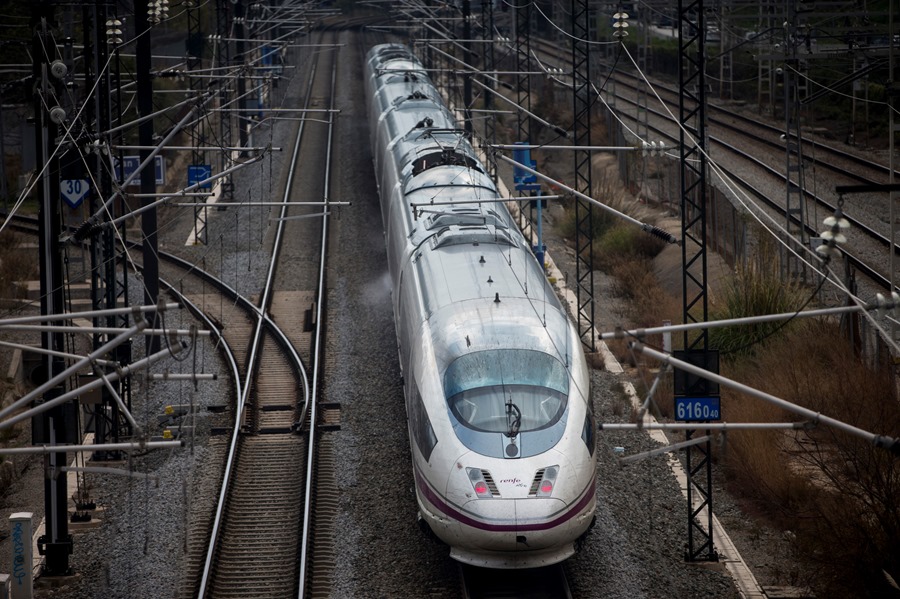 Un tren AVE sale de Barcelona en una imagen de archivo. Hoy se cumple el 15 aniversario del primero Barcelona-Madrid