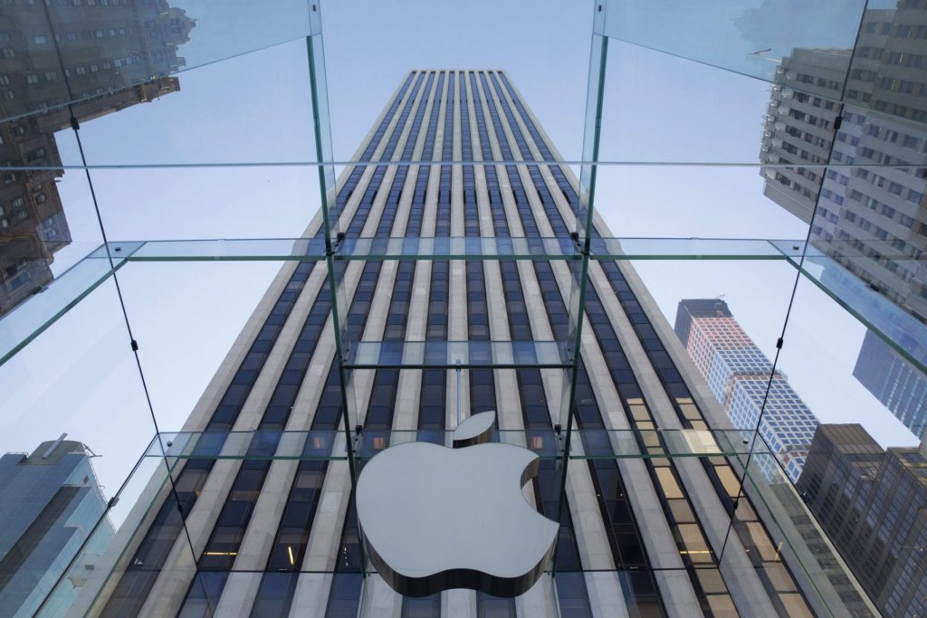 Vista del logotipo Apple en una de sus tiendas en Nueva York (EE.UU.), en una fotografía de archivo. EFE/John Taggart