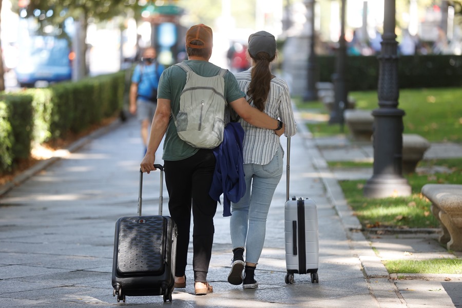Turistas con sus equipajes en Madrid. Bruselas mejoró la previsión de España para 2023, un 1,4 %