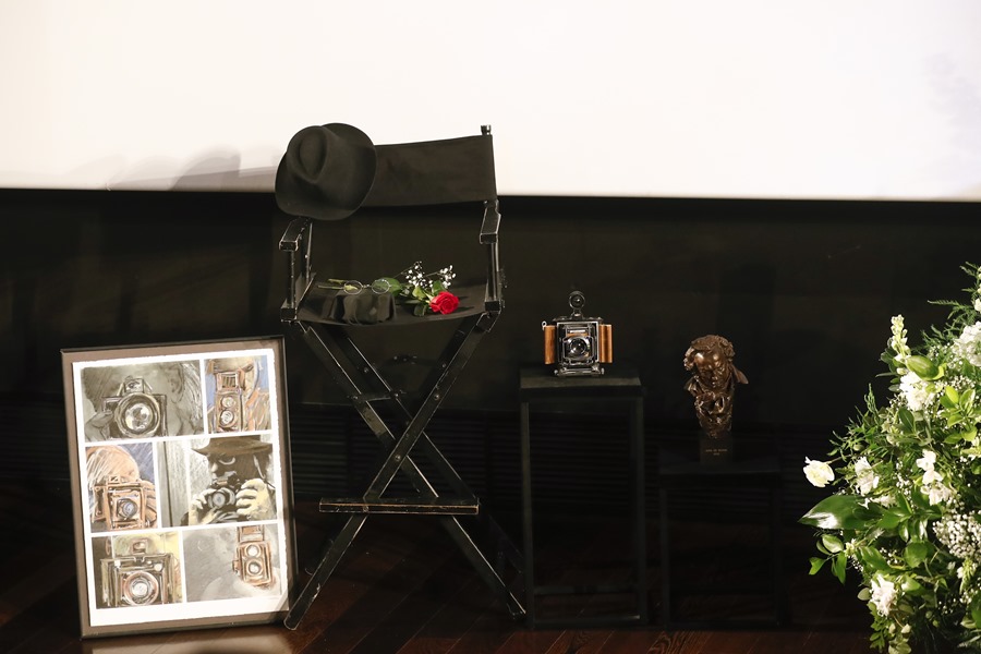 Detalle de varios objetos dejados junto al ataúd del cineasta Carlos Saura en la capilla ardiente de la Academia del Cine en Madrid.