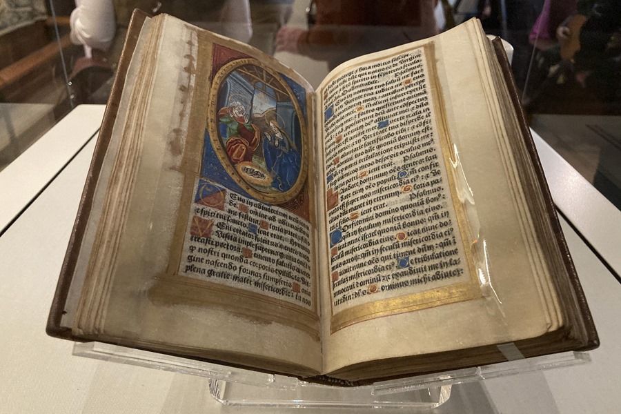El "libro de horas" que perteneció a Catalina de Aragón, en una vitrina en el castillo de Hever (sureste de Inglaterra).