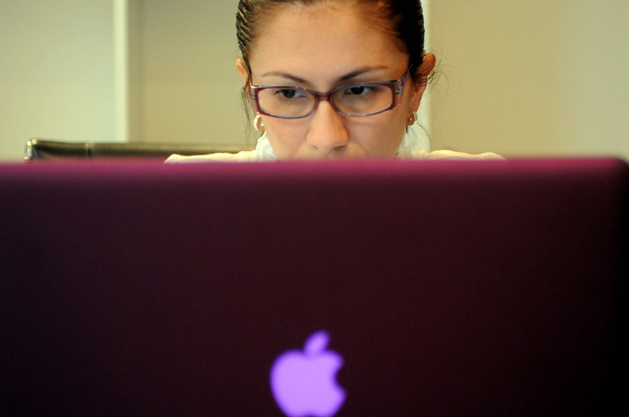 Una mujer trabaja en una oficina. Más del 40 % de los contratos para titulados acaban siendo indefinidos