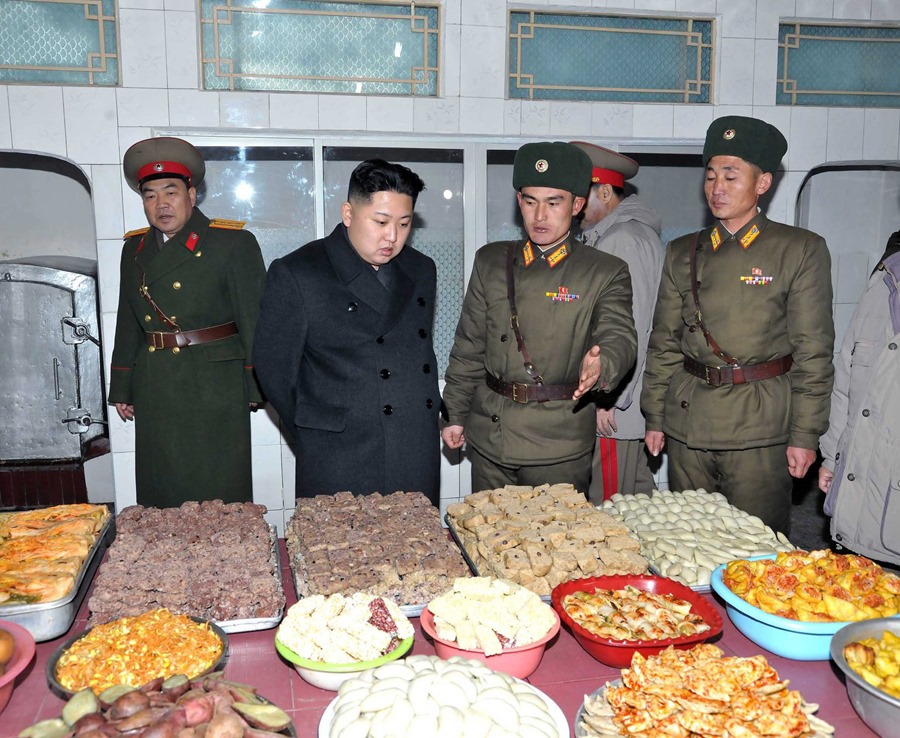 Fotografía del líder norcoreano Kim Jong-un (2i)