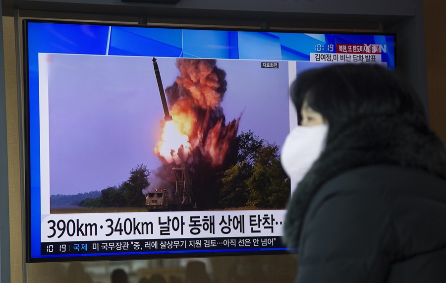 Una mujer sigue por televisión en Seúl las noticias sobre el lanzamiento de un misil norcoreano.