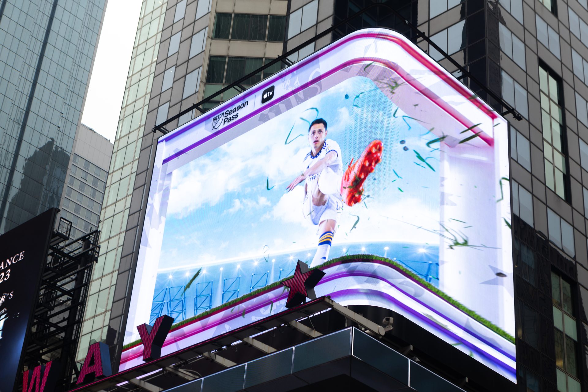 Fotografía cedida por la MLS donde se ve al mexicano Javier 'Chicharito' Hernández conectando una espectacular chilena en el vistoso anuncio 3D colgado este miércoles por la MLS en las vallas publicitarias de Times Square, en Nueva York.