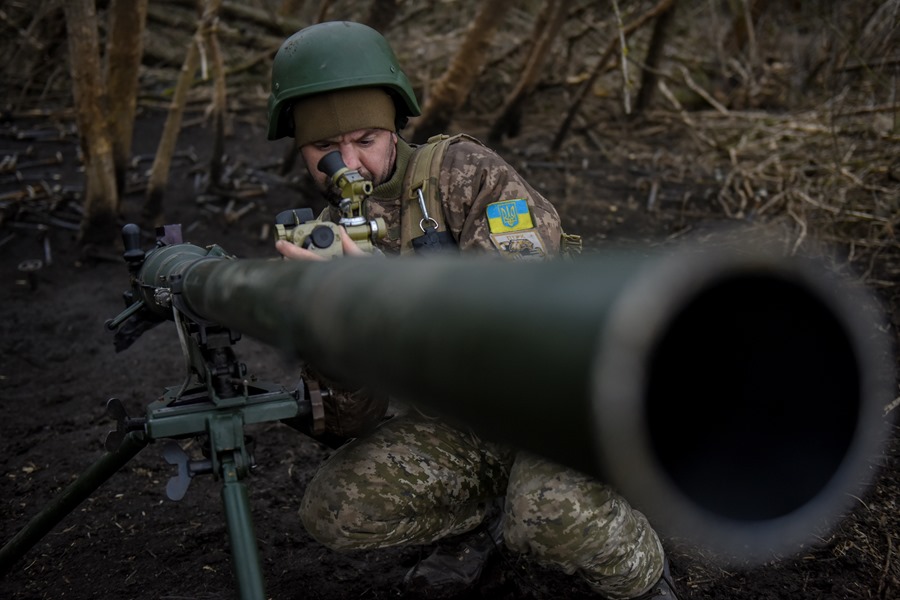 Soldados de la 68 Brigada de Infantería Independiente Jager 'Oleksa Dovbush' ponen a punto un lanzacohetes antitanque SPG, este domingo en la región de Donetsk (Ucrania).