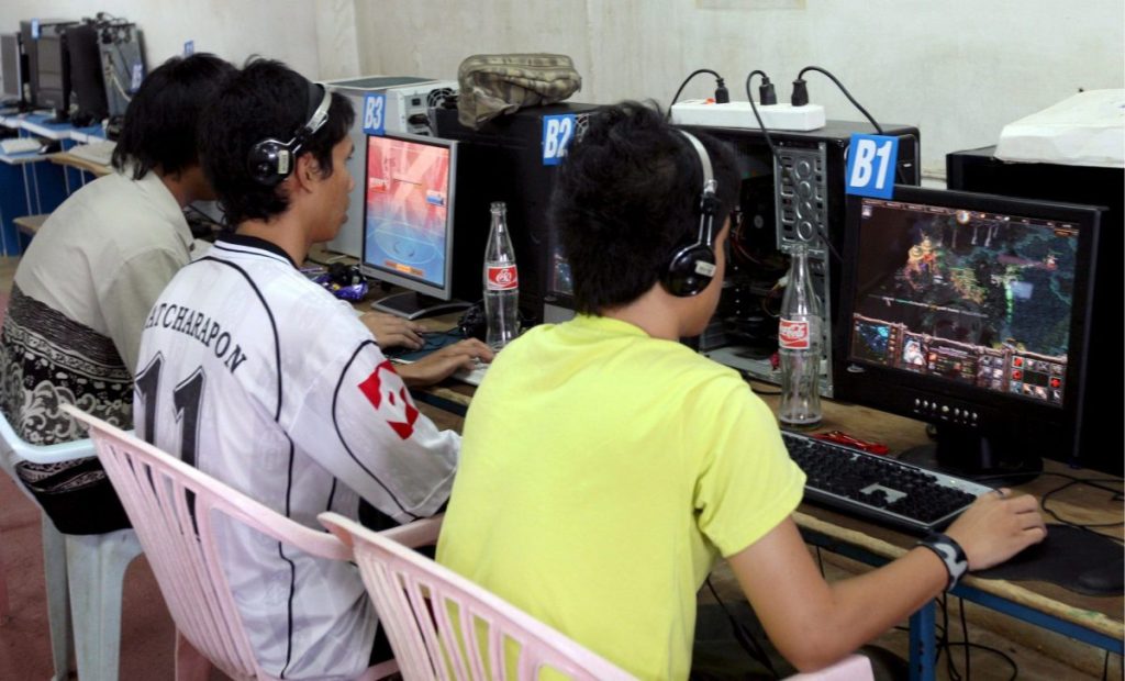 Jóvenes juegan en el ordenador. Hoy se celebra el Día de Internet Segura