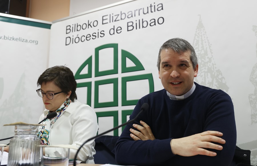 Los representantes de la Diócesis de Bilbao Carlos Olabarri (d) y Gemma Escapa (i) han presentado este miércoles la memoria de actividad de la Comisión de Protección de Menores, en relación a los abusos sexuales.