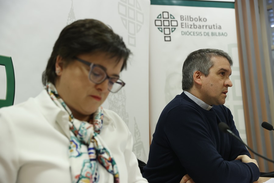 Los representantes de la Diócesis de Bilbao Carlos Olabarri (d) y Gemma Escapa (i) han presentado este miércoles la memoria de actividad y los expedientes sobre abusos sexuales.