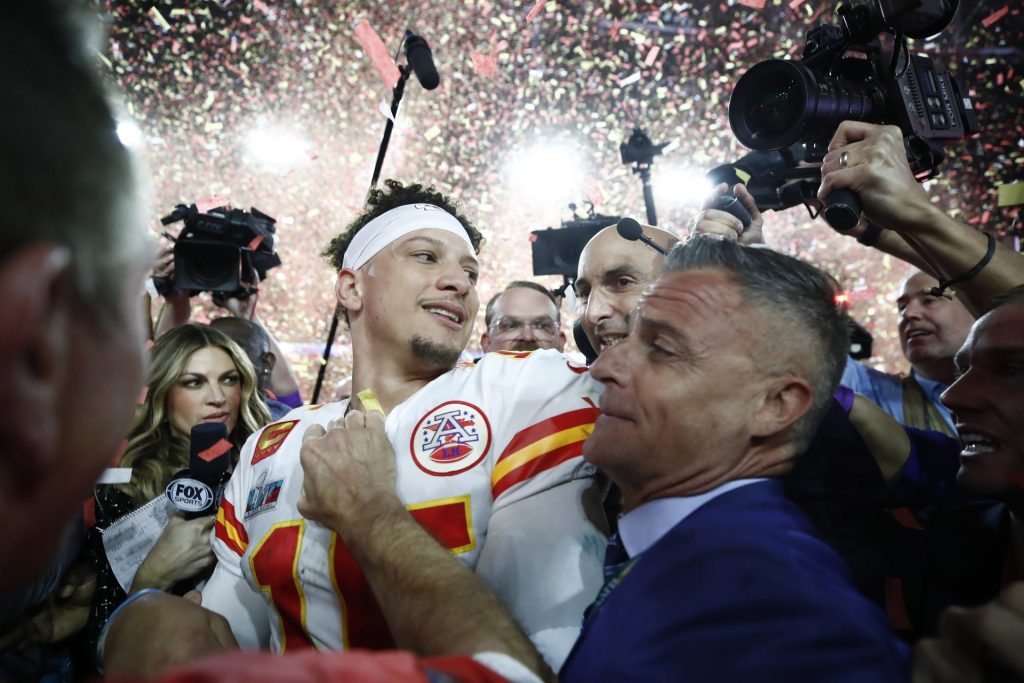 Patrick Mahomes, quarterback de los Kansas City Chiefs, celebra luego de ganar el Superbowl  LVII entre Los Philadelphia Eagles y los Kansas City Chiefs en el State Farm Stadium de Glendale (Arizona, EE.UU.). EFE/Caroline Brehman