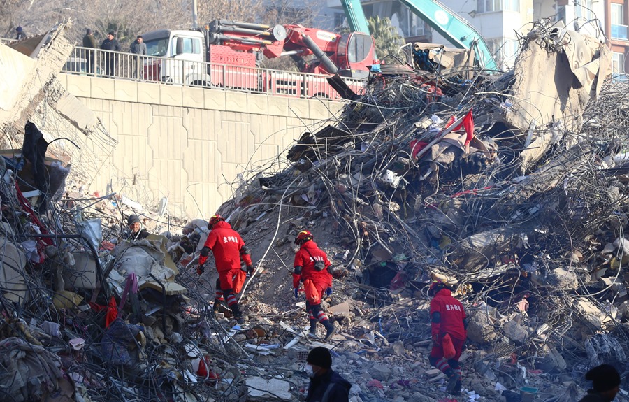 Miembros de un equipo chino de búsqueda y rescate trabajan en uno de los edificios derrumbados en la ciudad turca de  Kahramanmaras. 