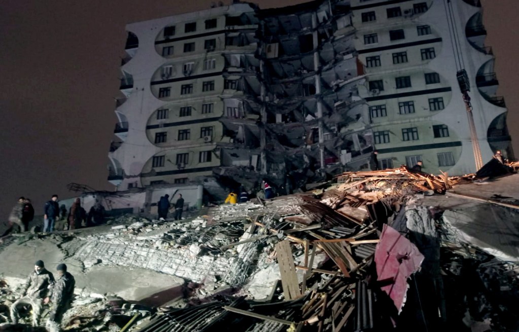 Centenares de muertos por un terremoto en Turquía