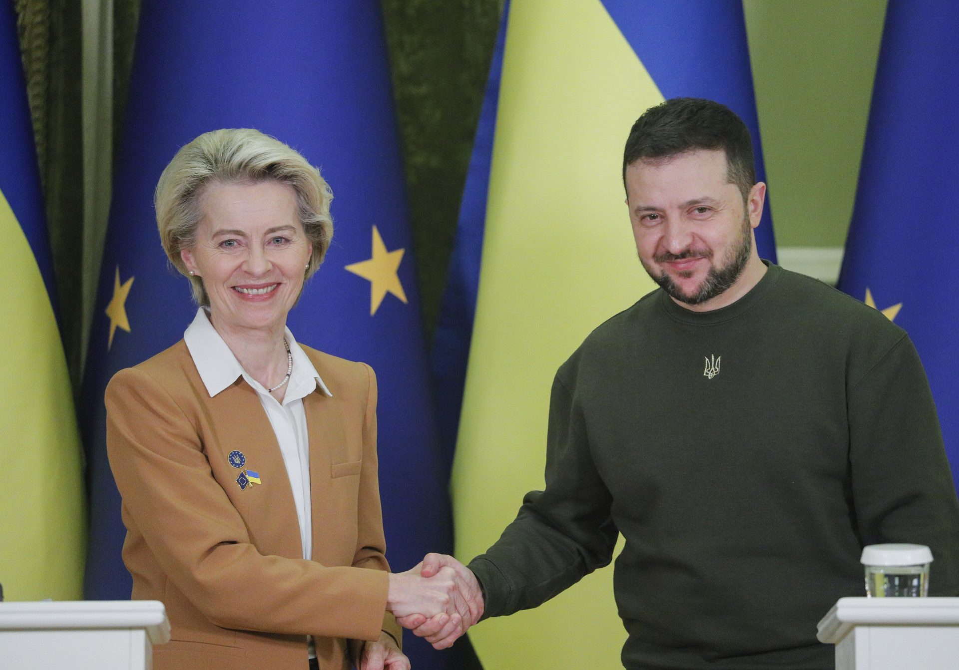 El presidente de Ucrania, Volodymyr Zelensky y la presidenta de la Comisión Europea, Ursula von der Leyen. se daban la mano después de una conferencia de prensa conjunta tras su reunión en Kiev el pasado 2 de febrero.