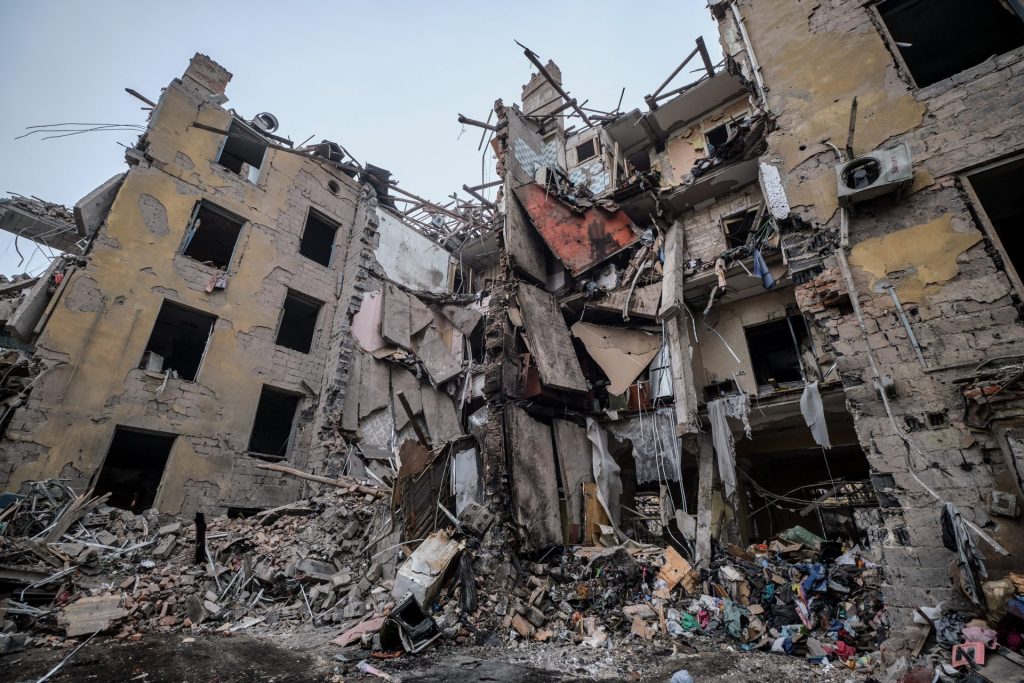 Edificios alcanzados en el ataques con misiles llevado a cabo el jueves por las tropas rusas en Kramatorsk, en la región ucranaina de Donetsk. 