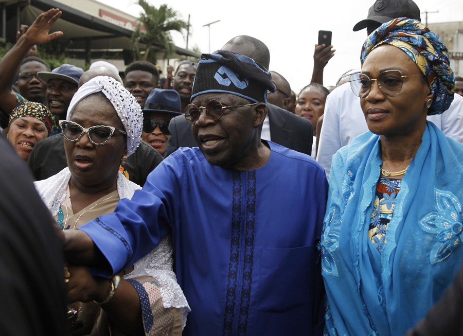 El candidato presidencial del Congreso de Todos los Progresistas, Bola Ahmed Tinubu, acompañado de su esposa, Oluremi Tinubu, tras votar en el distrito de Ikeja de Lagos, Nigeria.