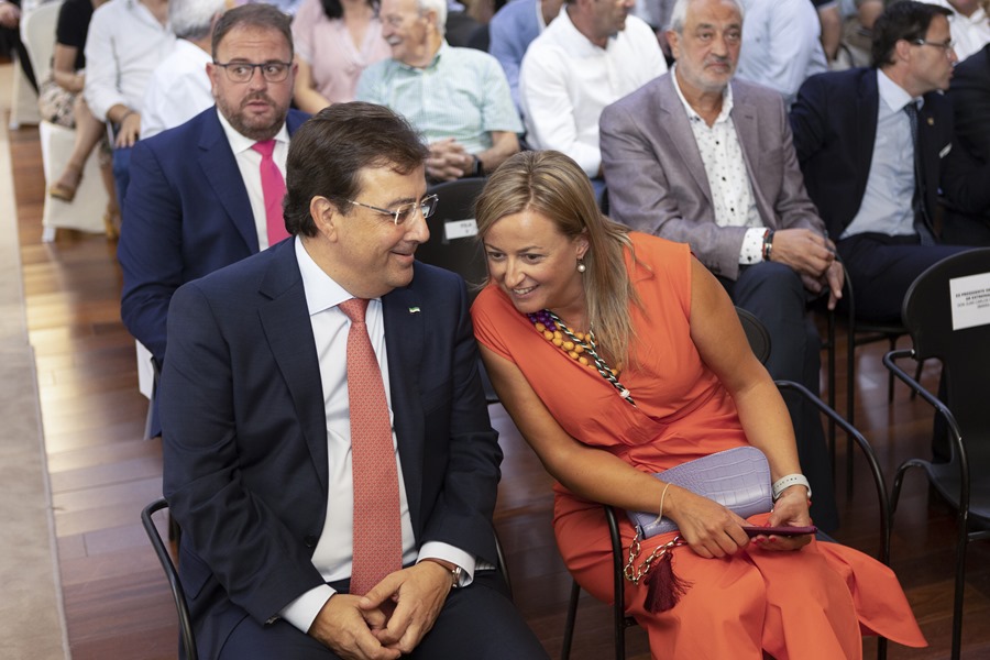 La presidenta de la Asamblea de Extremadura, Blanca Martín, y el jefe del Ejecutivo regional, Guillermo Fernández Vara, en una imagen de archivo. 40 años de los estatutos de autonomias