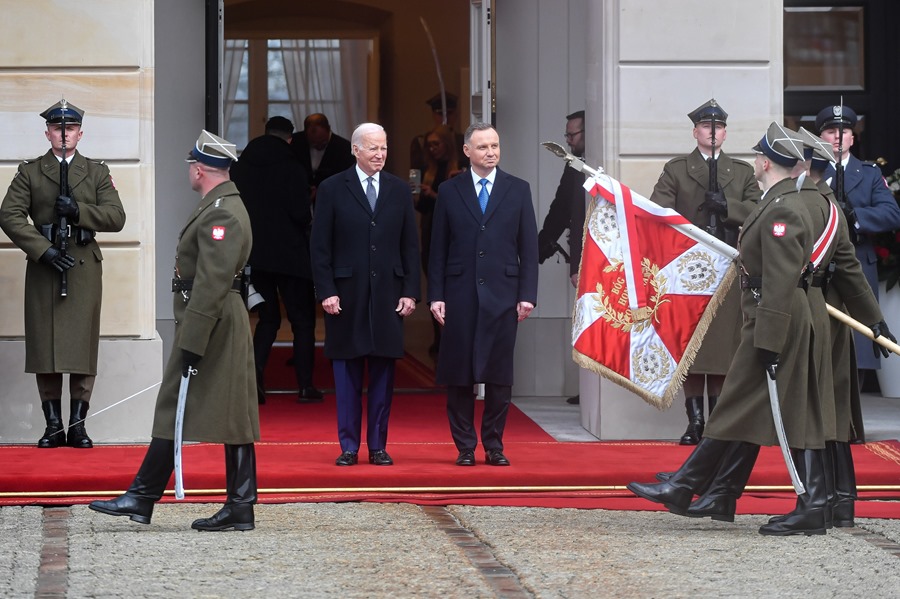 El presidente polaco Andrzej Duda (d) y el presidente estadounidense Joe Biden (i) durante una ceremonia oficial de bienvenida en el Palacio Presidencial de Varsovia, este 21 de febrero. 