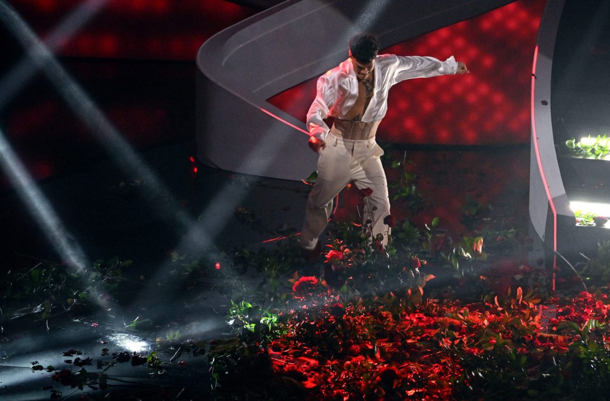 El cantante Blanco en el momento en el que destroza el escenario en el Festival de Sanremo.