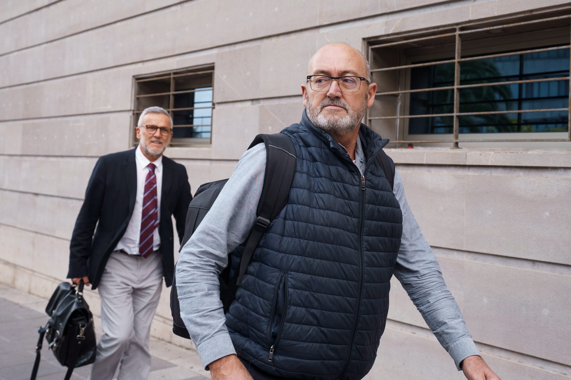 El exdiputado del PSOE Juan Bernardo Fuentes Curbelo abandona los Juzgados de Santa Cruz de Tenerife tras declarar ante la juez que instruye el "caso Mediador". EFE/Ramón de la Rocha